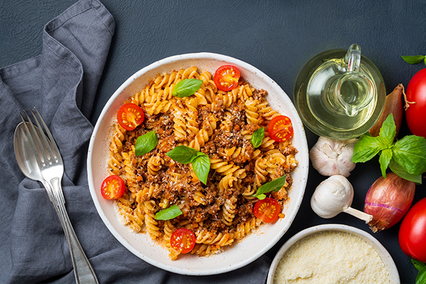 Fideos tornillo a la bolognesa